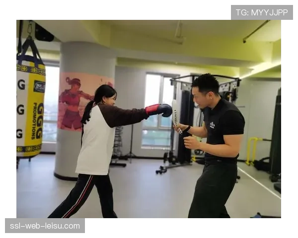 教练维吉尔·亨特宣布其拳击训练学院将开设免费青少年周末课程