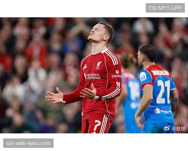 维尔茨罚入制胜点球后，跑向场边与父亲拥抱庆祝